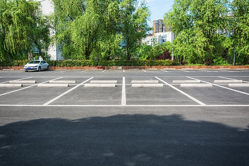 Entre las formas de aparcar no reglamentarias destaca aparcar en doble fila